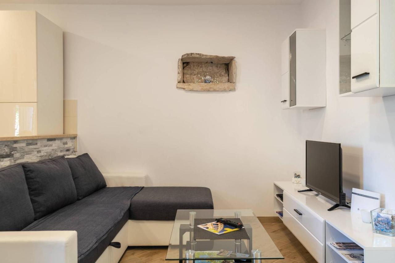 Apartment Petra Pula Exteriör bild
